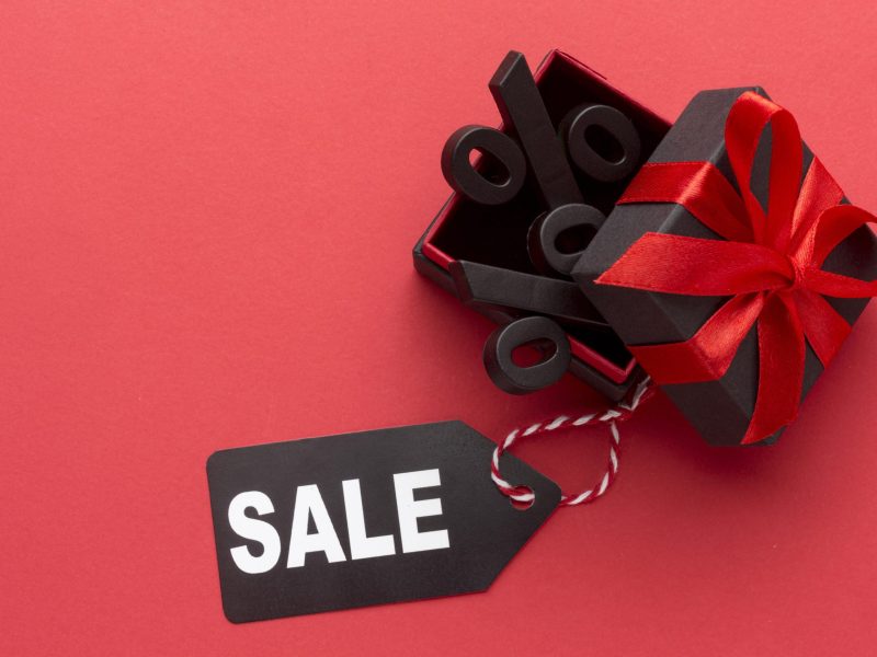 composition-de-vente-de-vendredi-noir-a-plat-sur-fond-rouge
